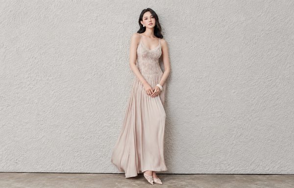 The Sun-Drenched Wardrobe: Whispers of Linen, Soft Floral Cuts, and Carefree Summer Elegance